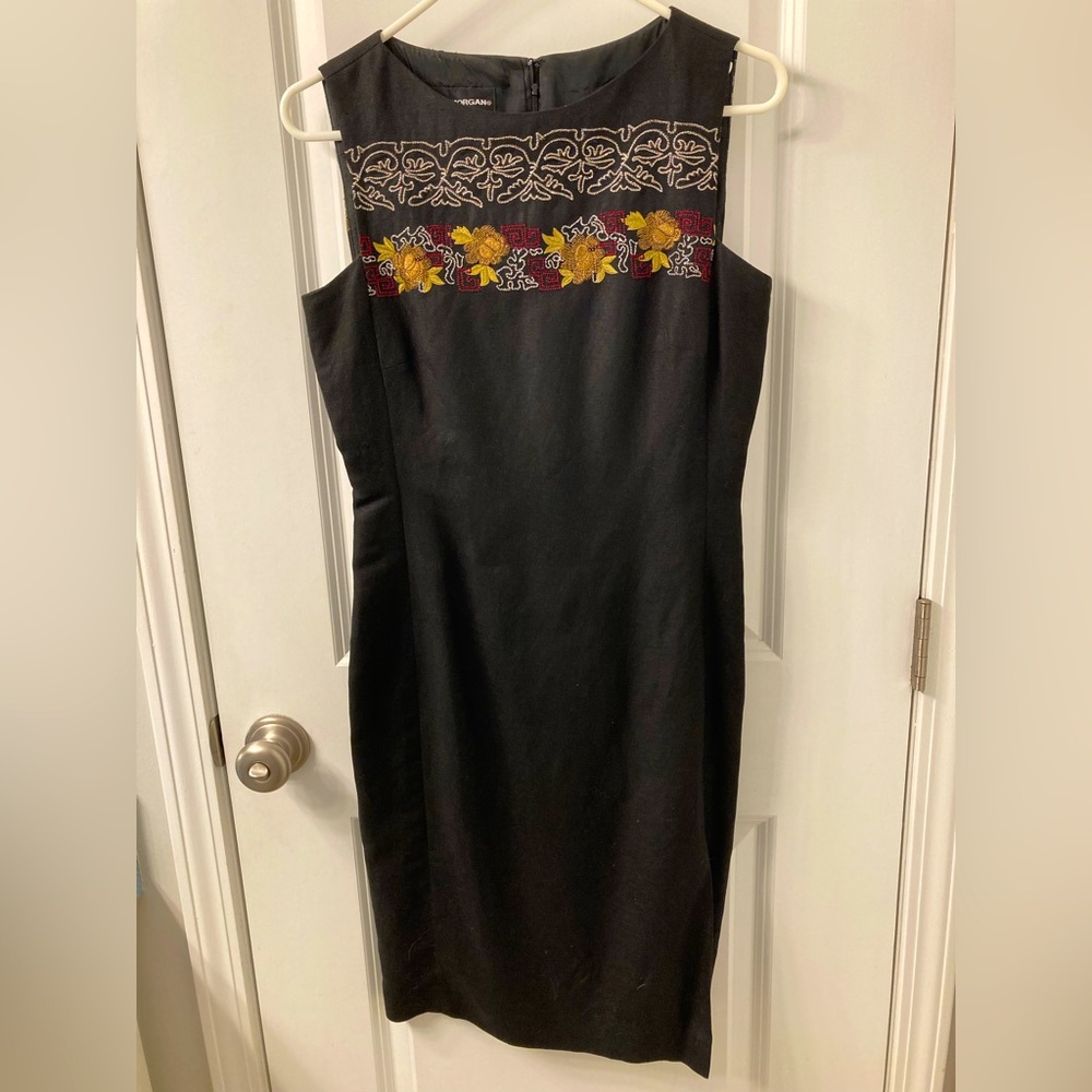DonnaMorgan lined Sheath Dress. Black/gold/burgundy accents across top.  Size 4